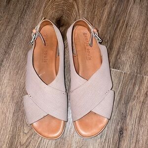 Gentle Souls sandals size 9.5M